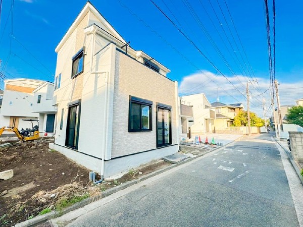 外観:前面道路は車通りの少ない道路。段差もなくお車の出し入れが苦手な方も駐車しやすそうです。