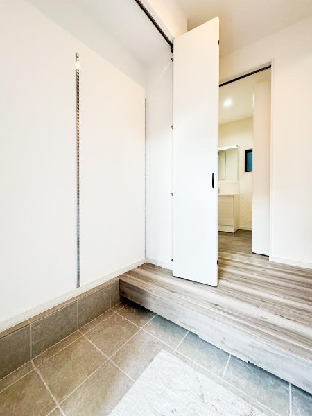 外観:散らかりがちな玄関をスッキリと保てる玄関クローク。靴だけでなくコートやお子様の雨具や外用おもちゃなど多目的にご活用いただける収納です。