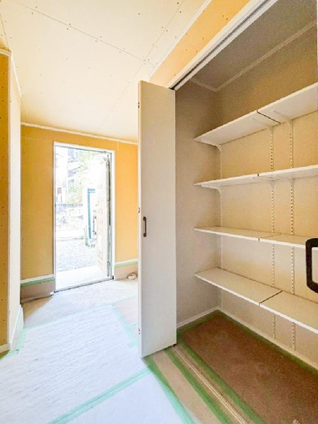 散らかりがちな玄関をスッキリと保てる玄関収納は、家の中に入る時一番最初に目に付く場所だからこだわりたい。落ち着いた雰囲気の色目が、室内のカラーやデザインと調和しています。