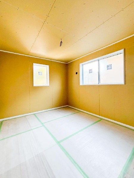 2面採光でお部屋の隅々まで明るい印象の居室。おひさまの光を、爽やかな風をたっぷりと取り込めます。居室内はいつも明るいので、毎日の生活も自然と明るくなりますね。