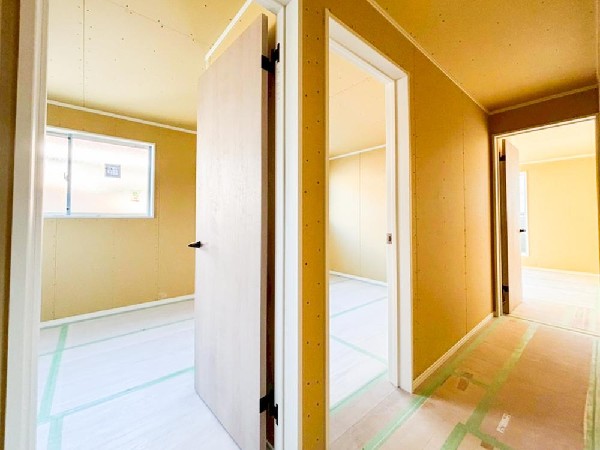 居室の戸を開けると陽当たりの良いお部屋から光が差し込み廊下まで明るくしてくれます。