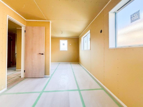 まもなく完成！壁紙の工事が終わり室内の雰囲気や明るさがわかる工程迄来ています。内見をご希望の際はお気軽にお問合せください。