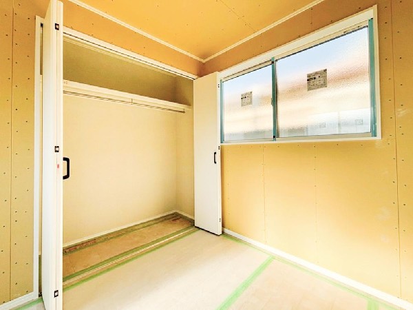 全居室には大型の収納クローゼットを完備。普段使いのお洋服や小物はもちろん、季節物のお洋服などもしっかりと整理整頓出来る。居室空間を隅々まで使えるのが嬉しい。