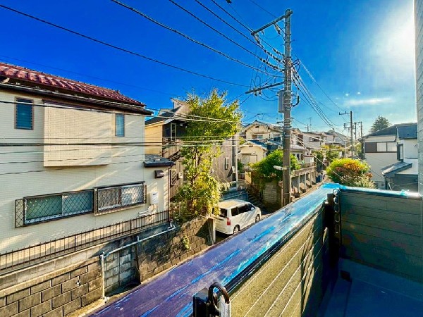 南からの明るい光が差しこむ陽だまりの空間。南に大きく面したバルコニーでお洗濯もあっという間に乾きそう。家事もスムーズにこなせますね。太陽の匂いが感じられる心地よさ。