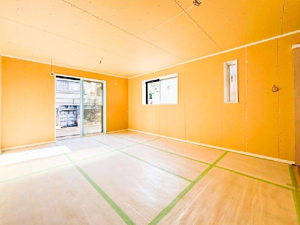 家族だんらんのスペースとなるリビング。窓が多い設計なので色々な角度から光が取り込めます。明るいリビングで新しい生活を。