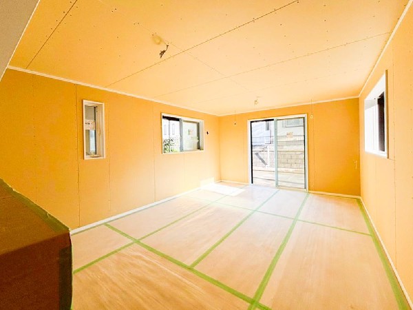 ＬＤＫのメインとなる大きな窓。通常サイズより大きめの開口部から暖かい陽射しが長い時間射し込みます。天気の良い日は是非窓を開けて風通しの良さもご体感下さい。明るいＬＤＫがご家族団欒の時を作ります。