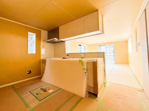 リビングのお子様を見守りながらお料理が出来る対面式カウンターキッチン。ご家族との会話がはずみます。