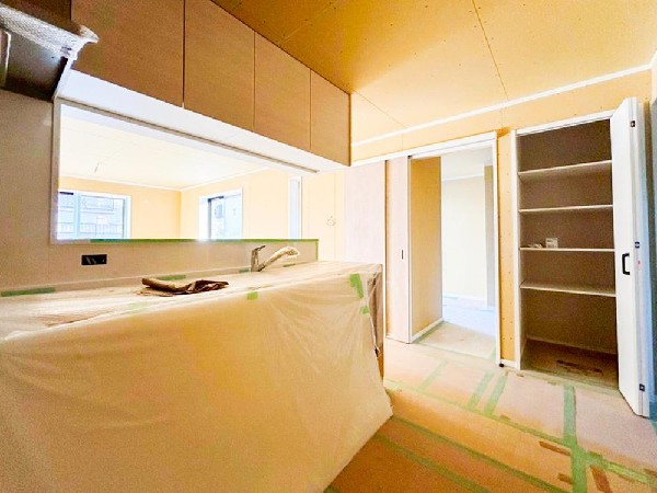 キッチン隣には、ストック食材や調理家電の収納に便利なパントリー収納付です。これだけのスペースがあれば、お水や非常食などの備蓄庫としても活躍しそうです。