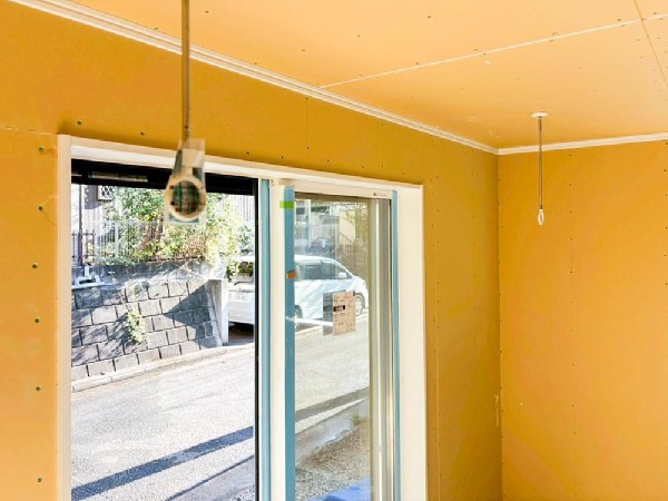 リビング掃き出し窓の前には物干しフックを設置うぃ室内干しできるようになっています。