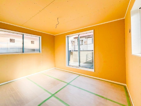 光を取り込みやすい2面採光の居室は日当たり良好です。クローゼットの完備で収納スペースも十分。初めてのお子様にとっての「自分の部屋」。学習デスクやベッドの配置もラクラクです。