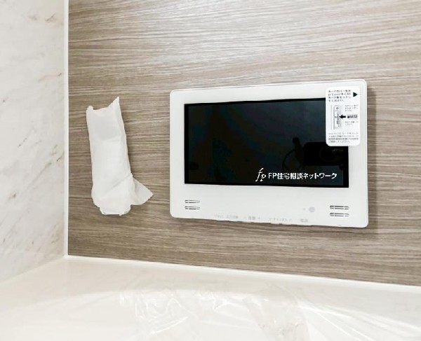 浴室には大型浴室ＴＶ付き。「見たい番組があるけど、明日も早いからお風呂に入らなければ」　という悩みは不要です。湯船に浸かりながら見たい番組をゆっくり見れる。これでぐっすり快眠です。