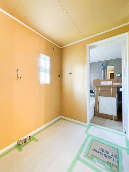 ゆとりの洗面スペースで朝の身支度も快適スムーズに。三面鏡で髪のセットやお化粧もストレスなくこなせ、朝から気分良く通勤通学に向かえそうですね！鏡の裏にはたっぷりと収納スペースを標準装備！