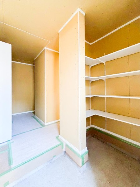 外観:大容量のウォークインシューズクローゼットが嬉しい住まい。ご家族全員の靴はもちろん、お子様のおもちゃやベビーカー、ゴルフバック、洗車用品などスッキリまとめて収納できます。