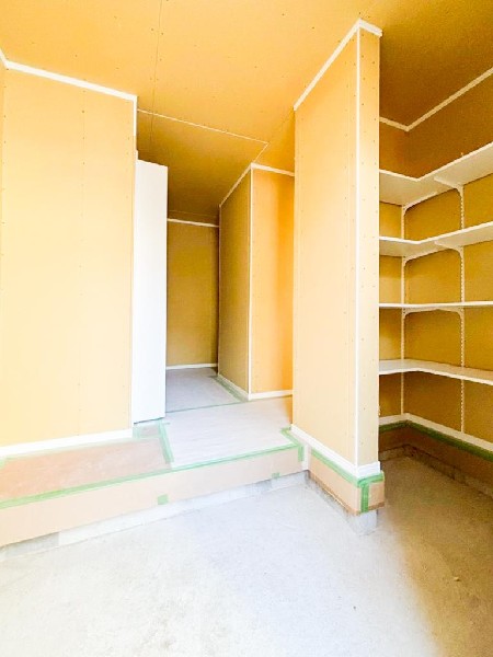 外観:玄関収納をホールに設置し、タタキを広くしています。のびのびと身支度ができる玄関です。ベビーカーを置いたり、将来的に靴を履くための椅子を置いたりもできそうです。