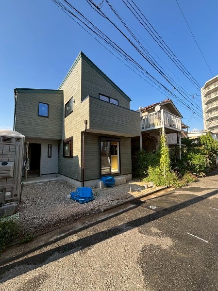 外観:前面道路は車通りの少ない道路。段差もなくお車の出し入れが苦手な方も駐車しやすそうです。