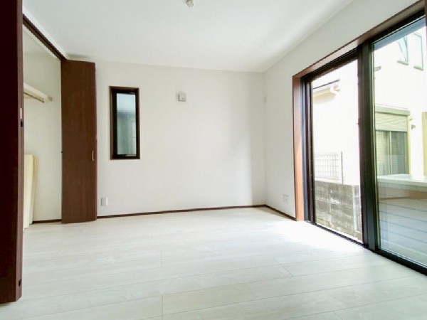 リモートワークや書斎に利用できる小部屋が隣接しています。掃き出しの窓からは太陽のやわらかな光はもちろん、年中爽やかな風が吹き抜けます。