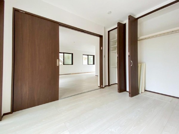 リビングに隣接している小部屋。リモートワーク、書斎、お子様のおもちゃや趣味のスペースなど様々な用途で使えて、可能性が広がります。