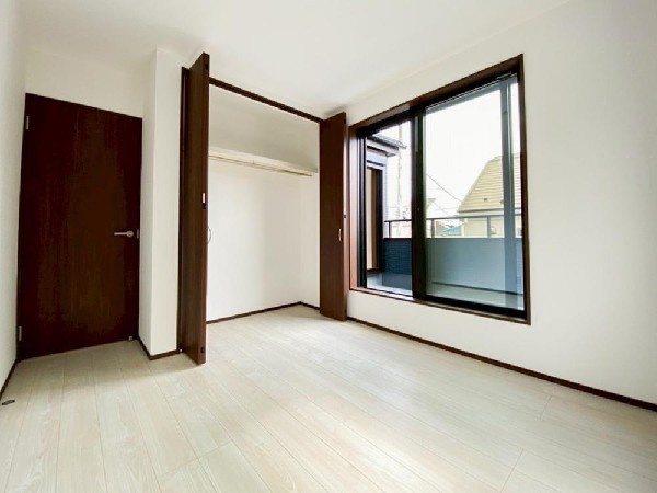 全居室には大型の収納クローゼットを完備。普段使いのお洋服や小物はもちろん、季節物のお洋服などもしっかりと整理整頓出来る。居室空間を隅々まで使えるのが嬉しい。