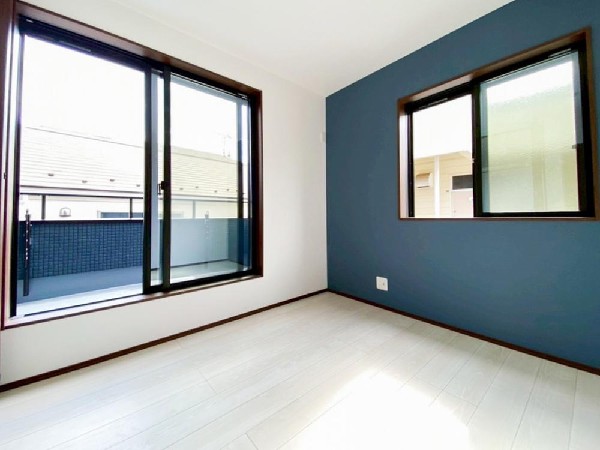 光を取り込みやすい2面採光の居室は日当たり良好です。クローゼットの完備で収納スペースも十分。初めてのお子様にとっての「自分の部屋」。学習デスクやベッドの配置もラクラクです。