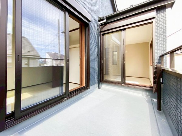 南からの明るい光が差しこむ陽だまりの空間。南に大きく面したバルコニーでお洗濯もあっという間に乾きそう。家事もスムーズにこなせますね。太陽の匂いが感じられる心地よさ。