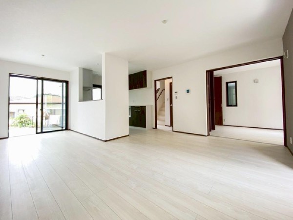 家族と過ごす時間を大切にしたい方にぴったりのゆとりある住空間です。窓からの日差しがリビングの隅々までしっかりと届きます。