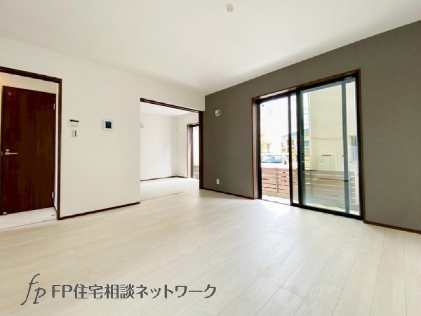 掃き出しの窓からは太陽のやわらかな光はもちろん、年中爽やかな風が吹き抜けます。自然の恵みが、快適で心地の良い空間を演出してくれますね。