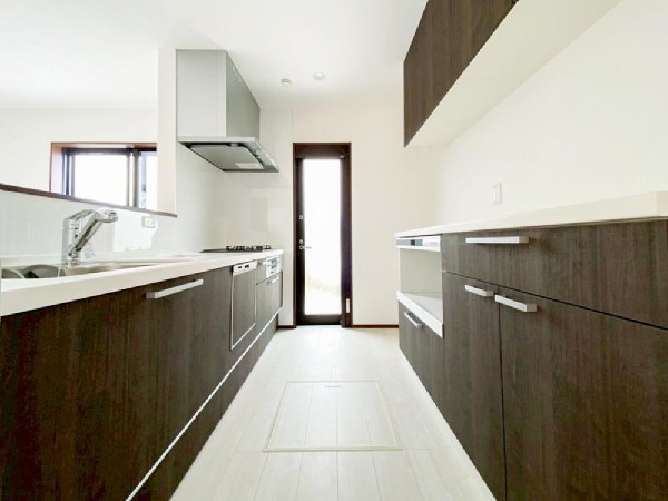 リビングを見渡せる対面式キッチンは、ご家族との会話もできて毎日のお料理が楽しくなります。リビングで遊ぶお子様にも目が届くので安心して家事が出来ますね。