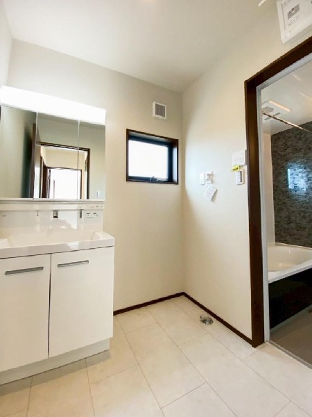 ゆとりの洗面スペースで朝の身支度も快適スムーズに。三面鏡で髪のセットやお化粧もストレスなくこなせ、朝から気分良く通勤通学に向かえそうですね！鏡の裏にはたっぷりと収納スペースを標準装備！