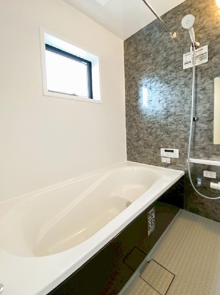 ユニットバスはゆったりとくつろげる1坪タイプ。足までしっかりと伸ばせる浴槽は、心身ともにしっかりと疲れを癒してくれます。お子様と一緒の入浴でも充分な広さです。