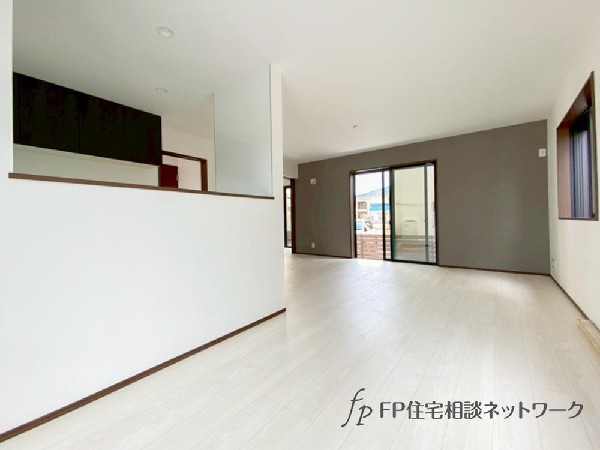 落ち着きあるダークブラウン系のアクセントクロスです。明るすぎない、落ち着きと安らぎを感じさせる雰囲気になっています。