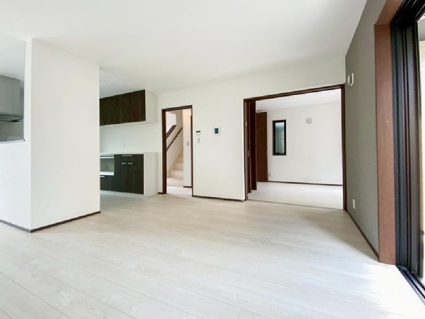 家族と過ごす時間を大切にしたい方にぴったりのゆとりある住空間です。窓からの日差しがリビングの隅々までしっかりと届きます。