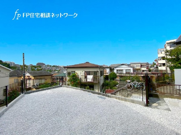 外観:プライベート空間になるお庭は、ご家族の団らんの場として最適なスペース。夏場にはご家族やご友人を招待してのＢＢＱやお子様の水遊びも楽しめますね！家族の思い出作りの場として活躍しそうです。