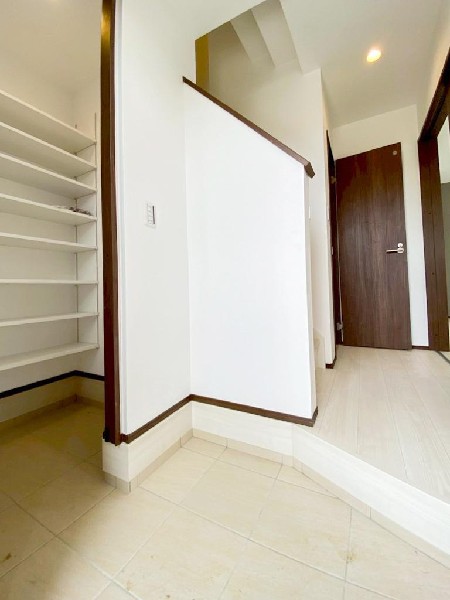 外観:玄関は家の中に入る時一番最初に目に付く場所だからこだわりたいですよね！明るい雰囲気の色目でお部屋の雰囲気をそのまま表しているようです。