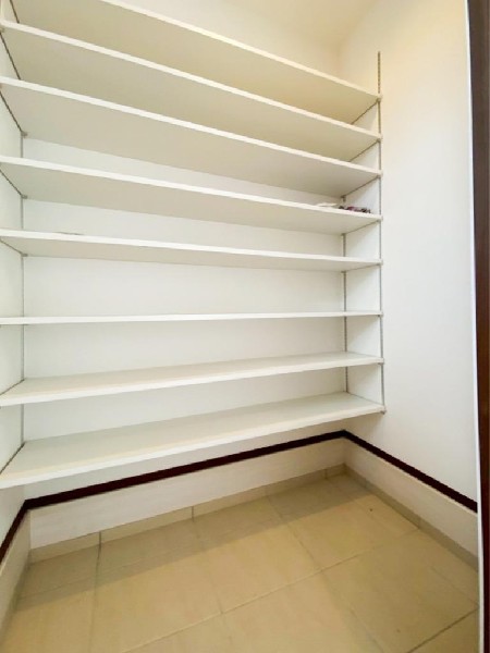 外観:大容量のシューズインクロークが嬉しい住まい。ご家族全員の靴はもちろん、お子様のおもちゃやベビーカー、ゴルフバック、洗車用品などスッキリまとめて収納できます。