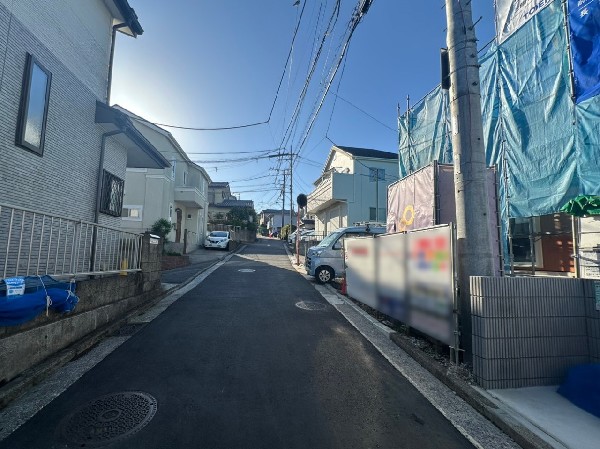 外観:前面道路は車通りの少ない道路