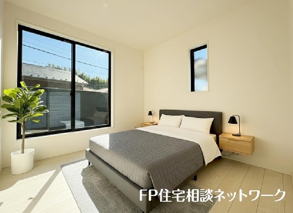 光を取り込みやすい2面採光の居室は日当たり良好です。クローゼットの完備で収納スペースも十分。(本画像はCGで作成しており、実際に現地に家具はおかれておりません。また価格に家具は含まれておりません。）