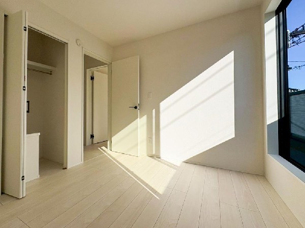 光を沢山取り込める大きな窓。日差しを長時間受ける事が出来る暖かいお部屋です。もちろんペアガラスなので、遮音性にも優れ、結露も発生しにくい構造。サッシ周りのカビが発生しにくくなります。