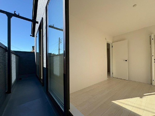 光を沢山取り込める大きな窓。日差しを長時間受ける事が出来る暖かいお部屋です。もちろんペアガラスなので、遮音性にも優れ、結露も発生しにくい構造。サッシ周りのカビが発生しにくくなります。