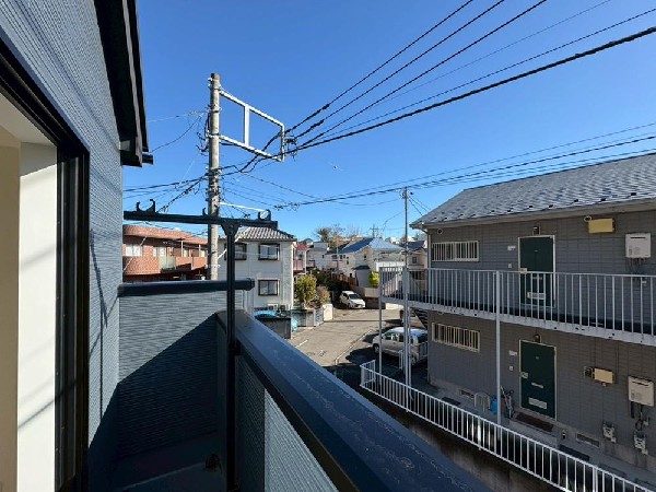 南からの明るい光が差しこむ陽だまりの空間。南に大きく面したバルコニーでお洗濯もあっという間に乾きそう。家事もスムーズにこなせますね。太陽の匂いが感じられる心地よさ。