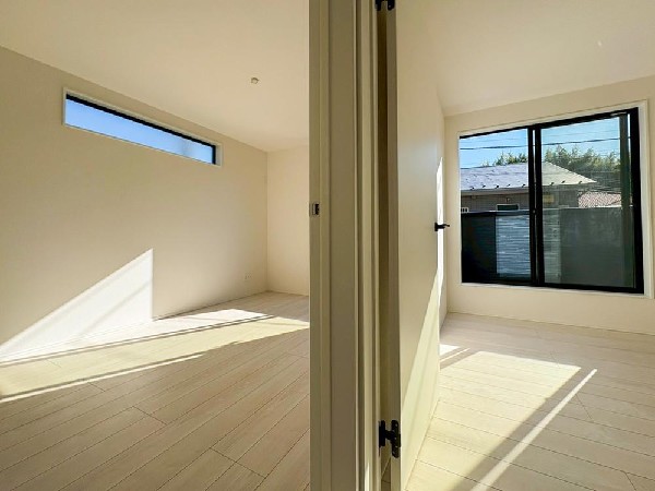 居室の戸を開けると陽当たりの良いお部屋から光が差し込み廊下まで明るくしてくれます。