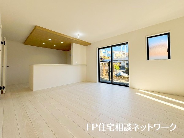 １８帖の広々ＬＤＫ。導線もしっかりと取れているので、ダイニングテーブルやソファーなどの家具もしっかりと配置できます。ゆったりとした広さの空間でご家族だんらんの時間をお過ごしください。