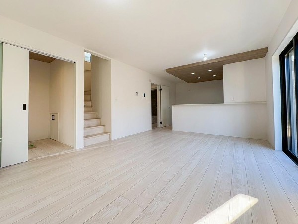 リビングを通過して2階へと登れるリビングイン階段。ただいま、おかえり、行ってきます、の声が響き渡る。毎日大切な家族とコミュニケーションが取れる家族思いの間取りを作りました。