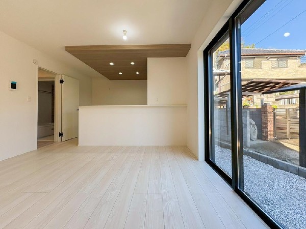 ＬＤＫのメインとなる大きな窓。通常サイズより大きめの開口部から暖かい陽射しが長い時間射し込みます。天気の良い日は是非窓を開けて風通しの良さもご体感下さい。明るいＬＤＫがご家族団欒の時を作ります。