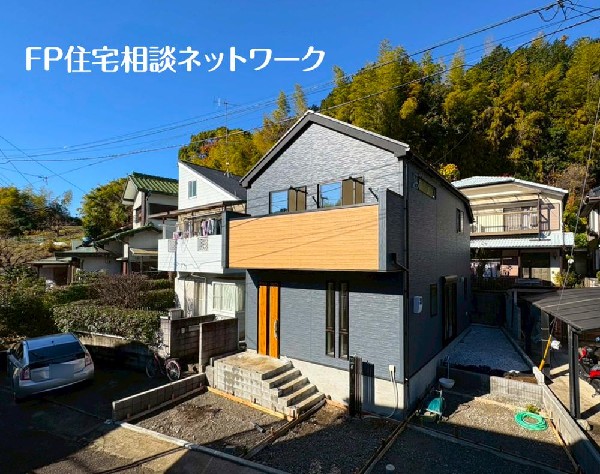 外観:四季の移り変わりを感じられる贅沢な環境。緑に恵まれたエリアで、毎日のお散歩も気持ちよさそうです。自然に包まれた穏やかな暮らしができる住環境が整っています。