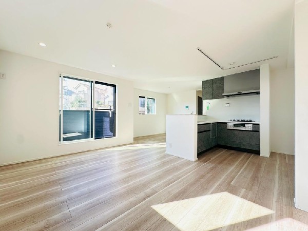 リズミカルな音楽が流れココロ踊るこのときめく空間。これまで何気なく感じていた家族の生活導線も美しく感じる瞬間　ここは我が家の”お城”なんだと幸せに包まれる。