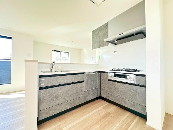 キッチンは開放感のあるカウンタータイプを採用　家事をしながらリビング・ダイニングが見渡せ、窓からはたくさんの光が差し込みます♪