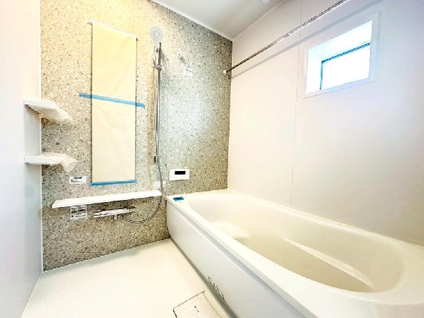 心身の疲れを癒すリラクゼーション空間　カラーも優しく落ち着いたものを　温かなお湯につかりながらゆったりと目を閉じる。