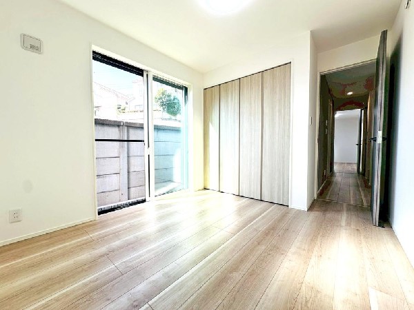 ここに帰ってくるとホットする。疲れを癒やすベッドルーム。陽光に愛されたお部屋で一日の疲れを癒やしたい。