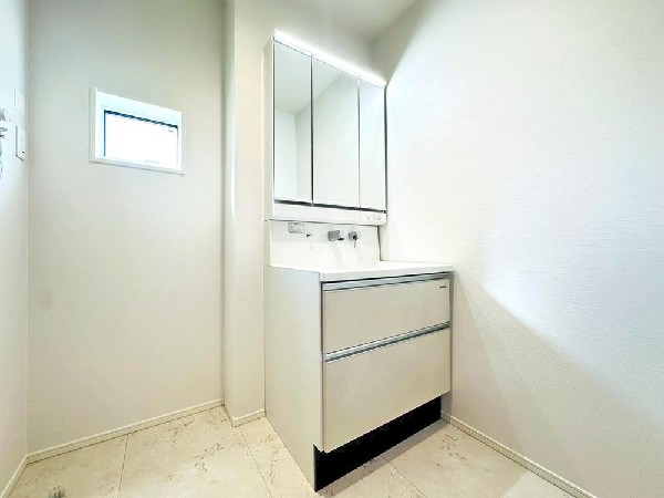 すがすがしい空気が肌をひきしめる朝。爽やかなデザインでまとめられたパウダールーム。流れる水音をBGMに鏡に映る顔が静かにゆっくりと笑顔に変わっていく時間。