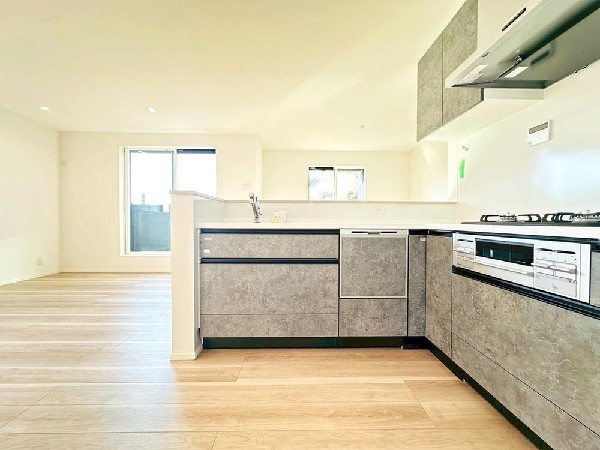 ☆☆ゆったりとしたキッチンスペース☆☆  家族の元気の源　それがこのキッチンです♪ひろびろとしたキッチンスペースには沢山の調理器具や調味料が収納でき、大きな流しもついてます　毎日のお料理が楽しみです♪